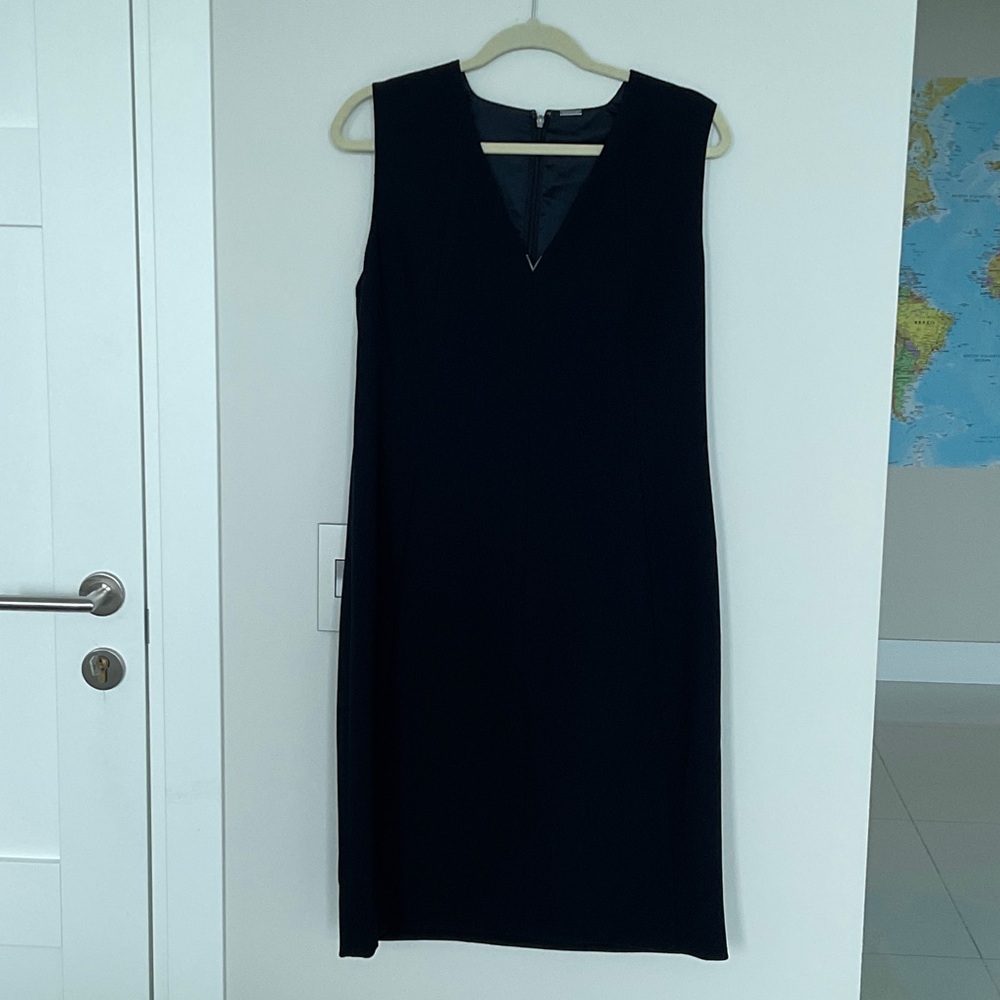 Elie Tahari Black V-Neck Midi Dress